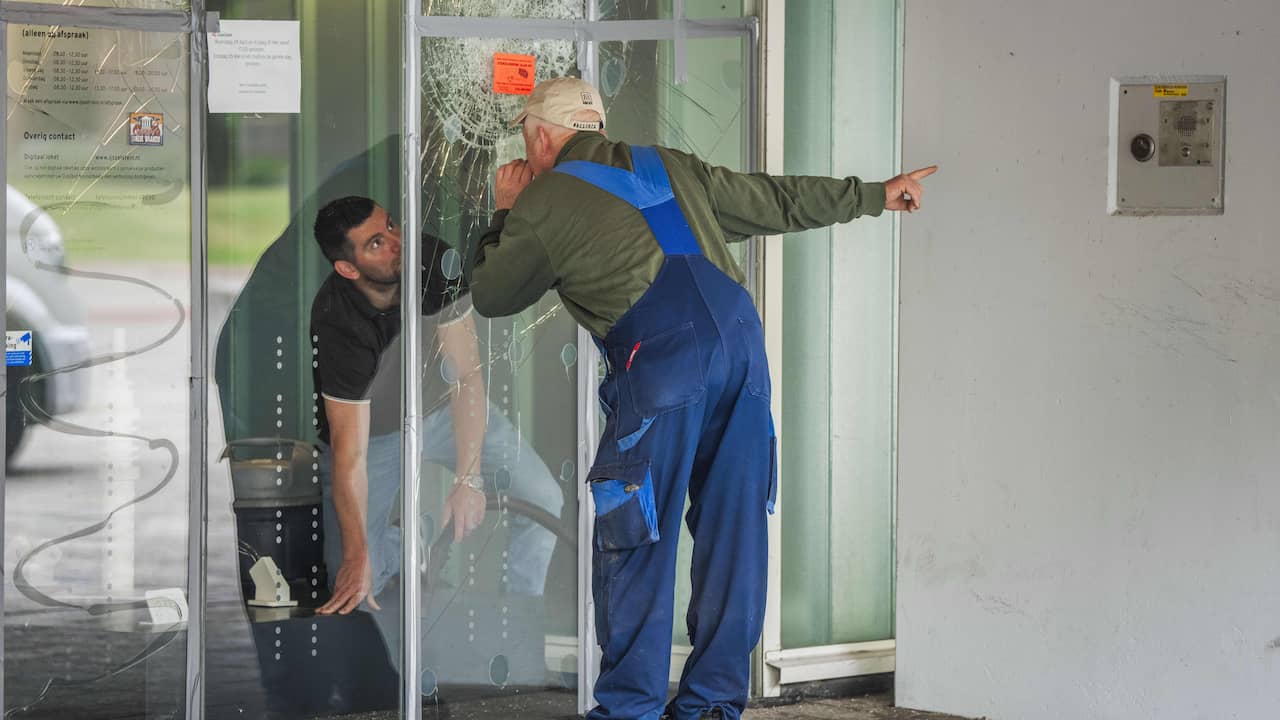 Relschoppers bestookten agenten met vuurwerk na asieldemonstratie IJsselstein