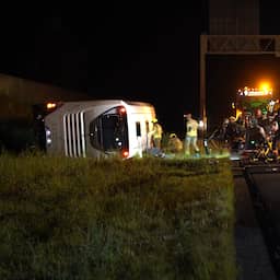 Video | Grote ravage op de A28 bij Wezep na botsing tussen touringcar en bestelbus