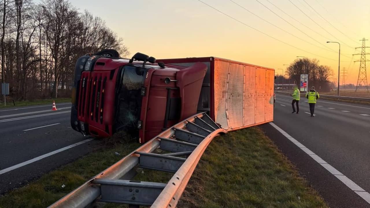 Vrachtwagen met koeien gekanteld op A18, weg tot middag afgesloten