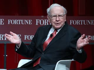 Warren Buffett schenkt recordbedrag en valt uit top vijf rijkste mensen