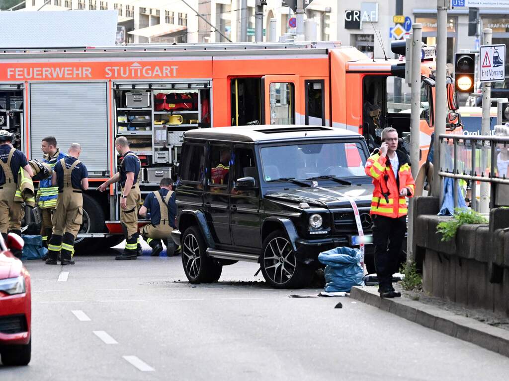 Vrouw overleden aan verwondingen nadat auto inrijdt op groep in Stuttgart