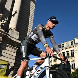 In beeld | Tour-ploegen stellen zich voor bij drukbezochte presentatie in Lille