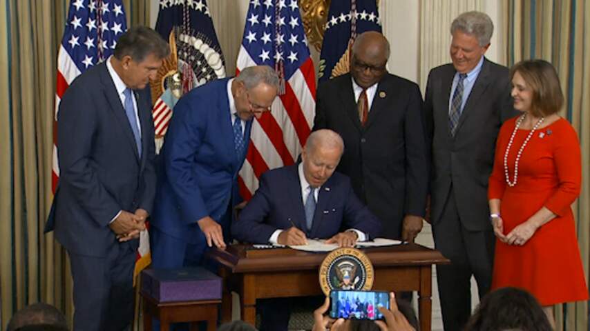 President Biden ondertekent langverwachte klimaatwet
