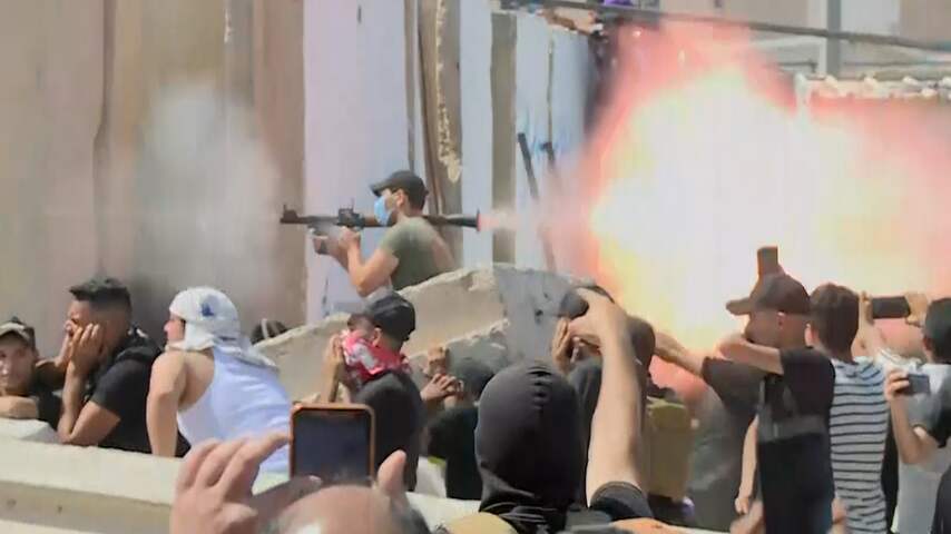 Raketten en vuurwapens vullen straatbeeld tijdens rellen in Bagdad