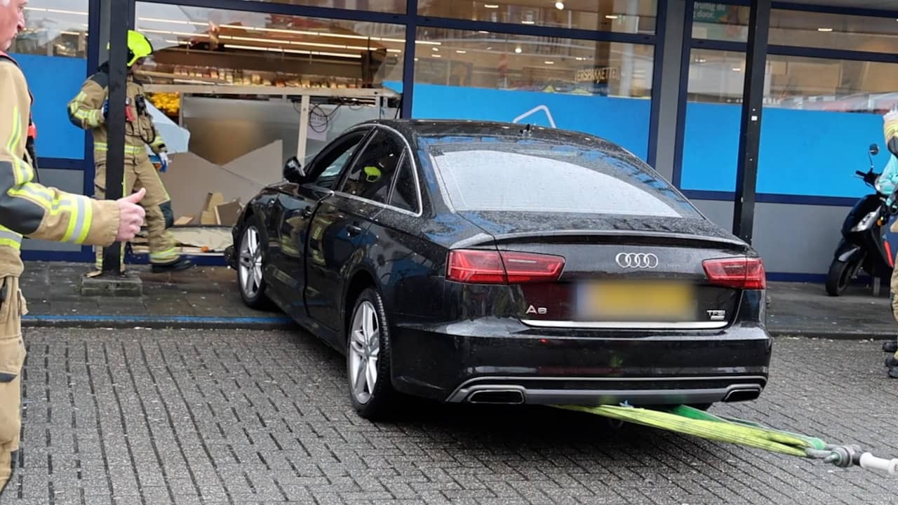 Video | Autocrash laat ravage na aan gevel supermarkt in Wateringen