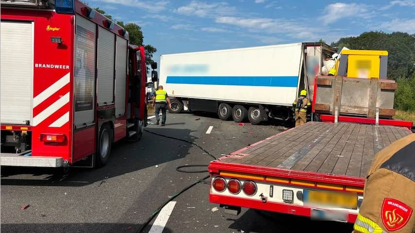 Dode en gewonden bij zwaar ongeval met drie vrachtwagens op A17