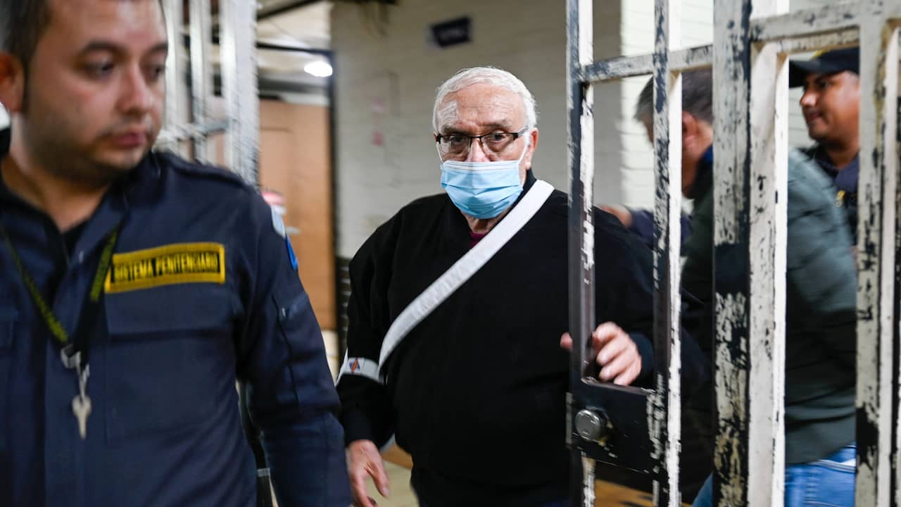 Oud-kolonel krijgt 20 jaar cel voor 40 jaar oude massamoord in