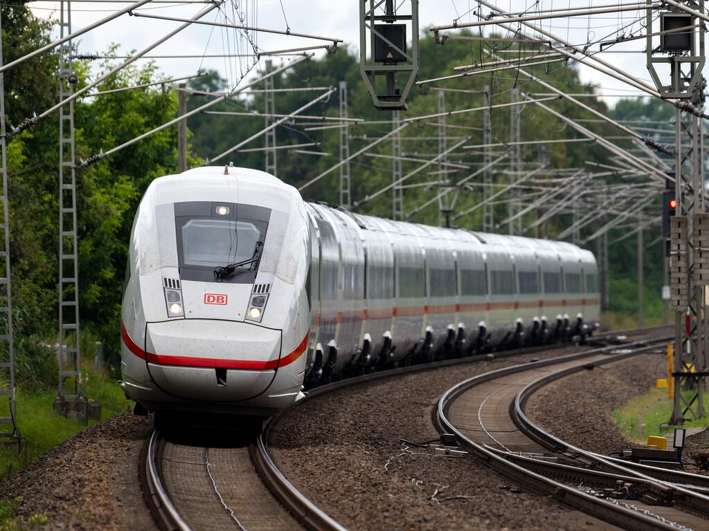 Rokende man mist Duitse hogesnelheidstrein en klampt zich 30 kilometer vast