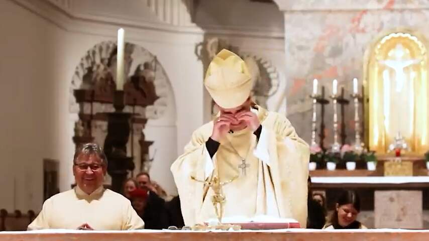 Duitse bisschop schiet meermaals in de lach tijdens dienst