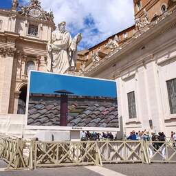 Live conclaaf | Menigte in Vaticaan barst in juichen uit na witte rook
