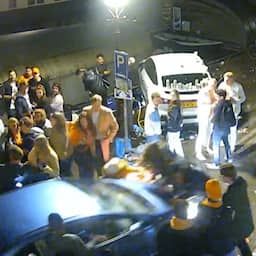 Video | Beveiligingscamera legt vast hoe auto inrijdt op koningsdagvierders