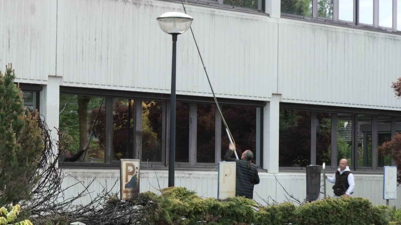 Video | Schoonmakers maken gevel van azc in Loosdrecht schoon na brand