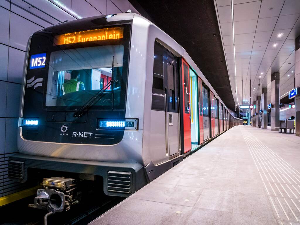Metronetwerk van Amsterdam start weer op na complete storing