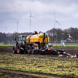Straat in Brabants Son en Breugel ligt vol mest na ongeval met landbouwwerktuig