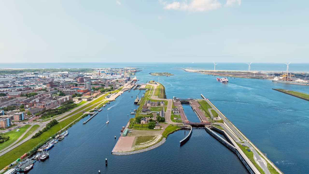 Verkeer over sluizen IJmuiden in ieder geval tot dinsdag gestremd door storing
