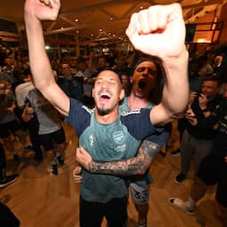 In beeld | Arsenal-spelers vieren titel op trainingscomplex, dolblije fans bij stadion