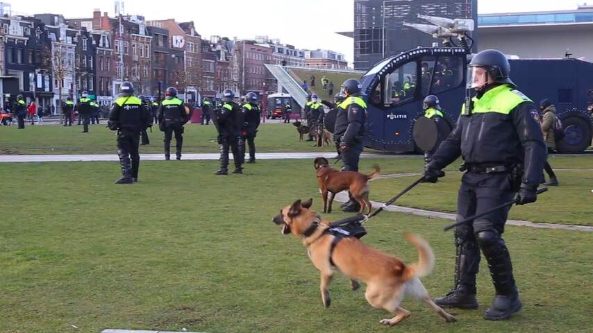 ME veegt Museumplein schoon bij demonstratie tegen coronaregels