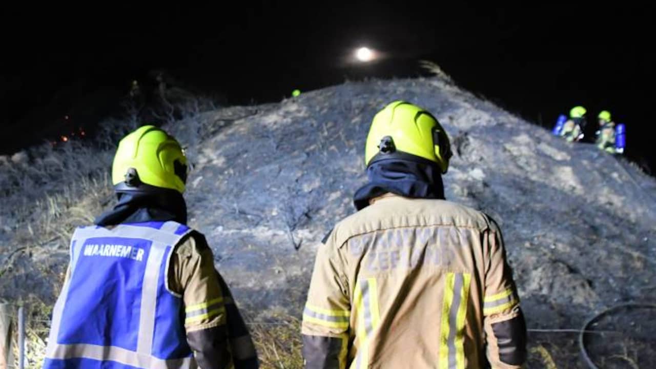 Politie vindt vuurwerk bij grote duinbrand in Zeeland