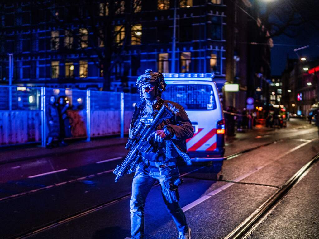 Agenten krijgen Amsterdamse onderscheiding voor inzet bij gijzeling Apple Store