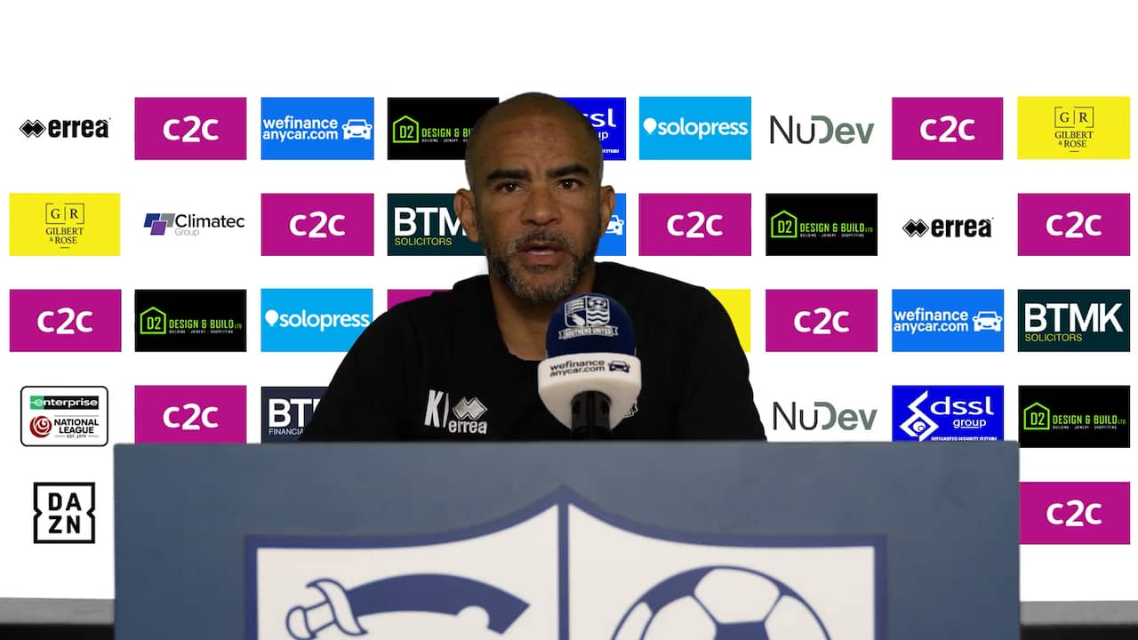 Foto bij Video | Engelse trainer smokkelt songtitels Michael Jackson in persmoment