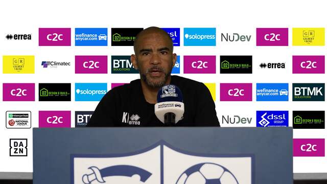 Engelse voetbaltrainer verstopt liedjes Michael Jackson in persmoment