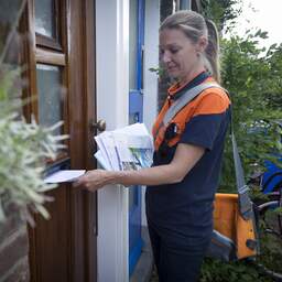 Minister wil PostNL toch dag extra de tijd geven om post te bezorgen