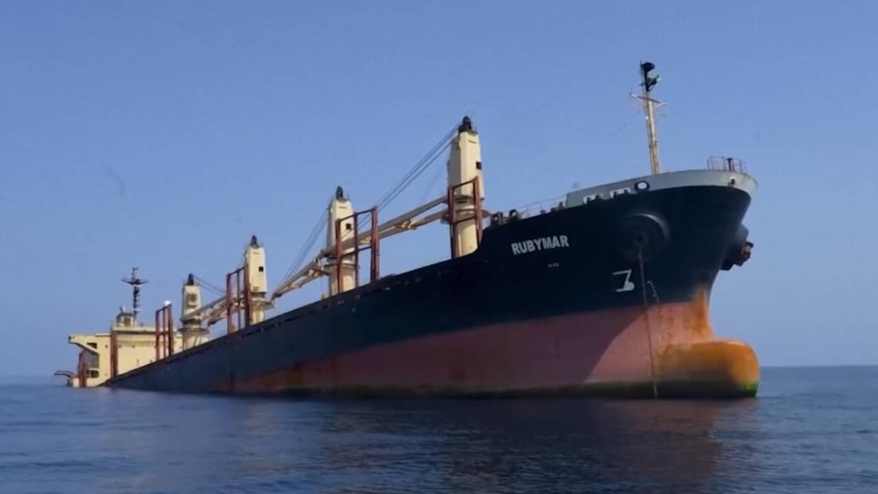 Aangevallen vrachtschip ligt deels onder water in Rode Zee | NU.nl