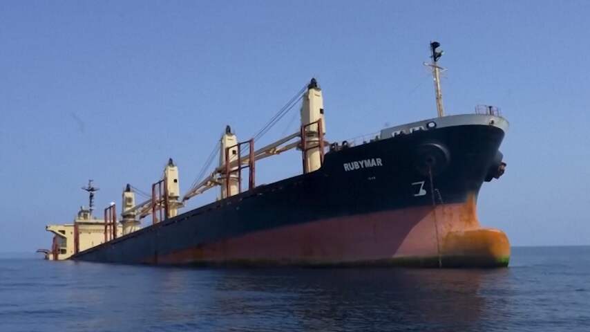 Aangevallen vrachtschip ligt deels onder water in Rode Zee