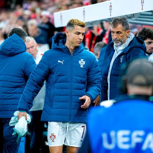 Illustratie bij: Ronaldo bedankt fans niet na reserverol bij Portugal: 'Ik ga met hem praten'