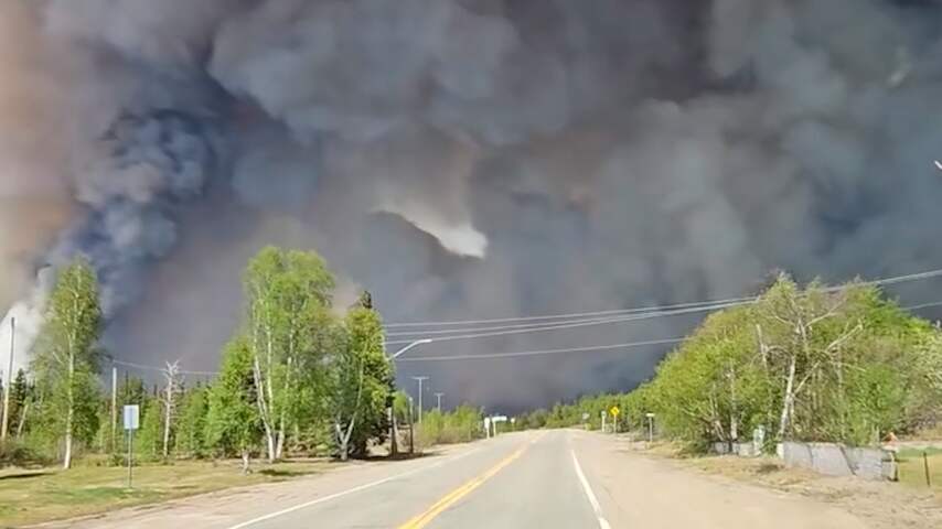 Canadese filmt muur van rook door grote bosbranden