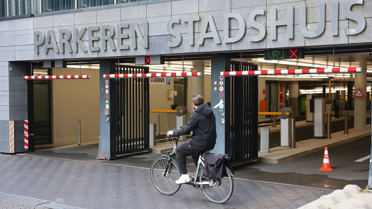 Winkels en garage rond stadhuis Nieuwegein dicht vanwege scheuren in plafond
