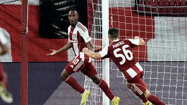 Gelson Martins schiet de bal kiezelhard achter PSV-doelman Kovár