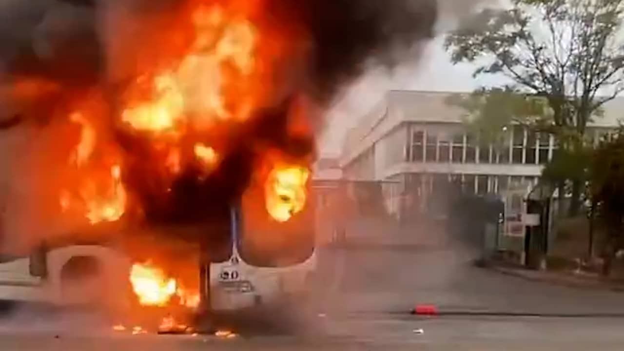 School en een bus staan in brand bij Franse scholierenprotesten
