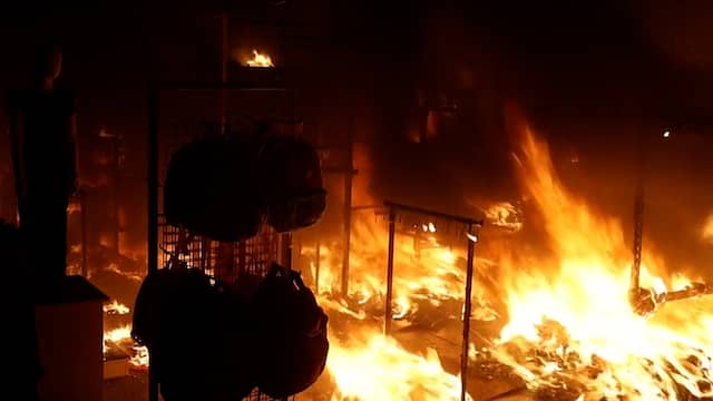 Oekraïense brandweer blust met man en macht winkelcentrum in Zaporizhzhia