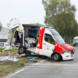 Patiënt (88) in ambulance omgekomen bij botsing met trein in Duitsland