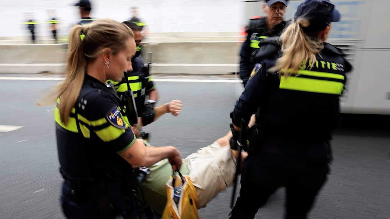 Politie haalt actievoerders van A12 bij Den Haag