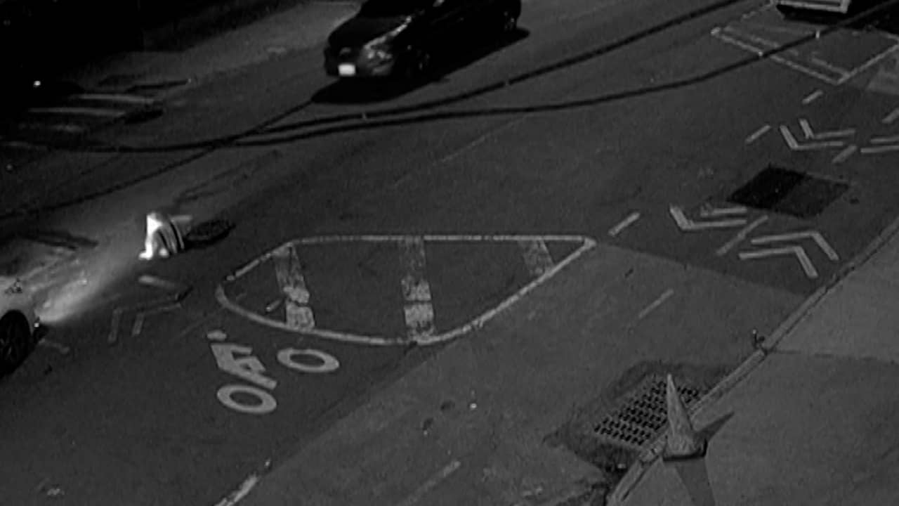 Video | Mannen klimmen in riool via putdeksel in New York