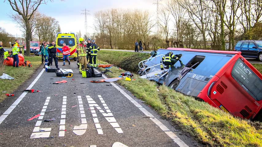 Meisje (15) dat half uur na busongeluk in Zwartewaal werd ontdekt is overleden | Binnenland | NU.nl