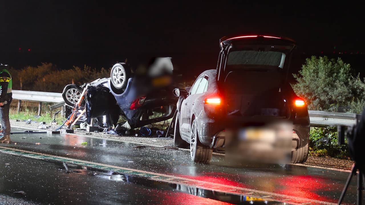 Video | Ravage na dodelijk ongeval op dijk tussen Lelystad en Enkhuizen