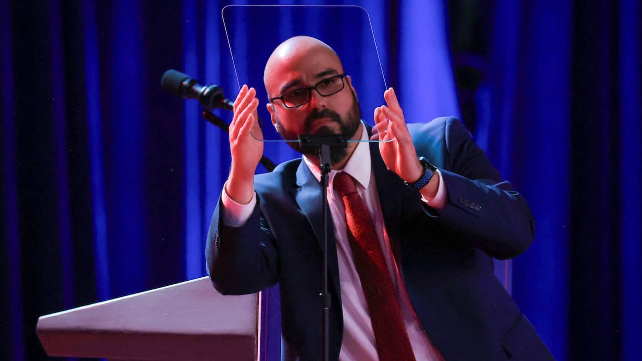 مدير برنامج Autocue الخاص بترامب يغادر البيت الأبيض بعد مزاعم عن مراهنة من الداخل
