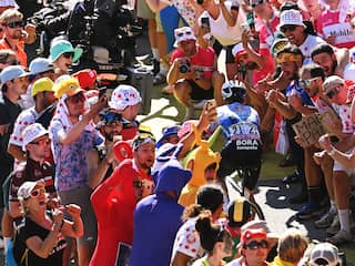 Fans en motoren blokkeren Evenepoel op Alpe d'Huez: 'Demarreren ging niet'