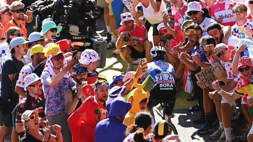 Fans en motoren blokkeren Evenepoel op Alpe d'Huez: 'Demarreren ging niet'