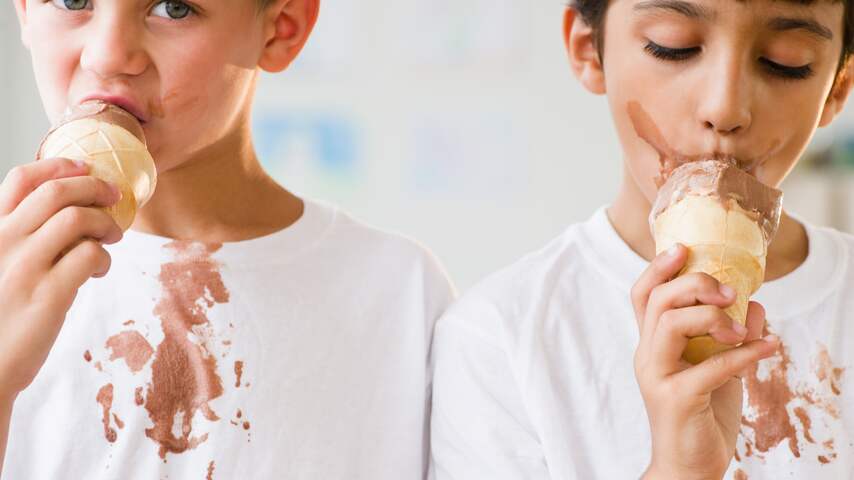 chocoladevlek uit witte kleding