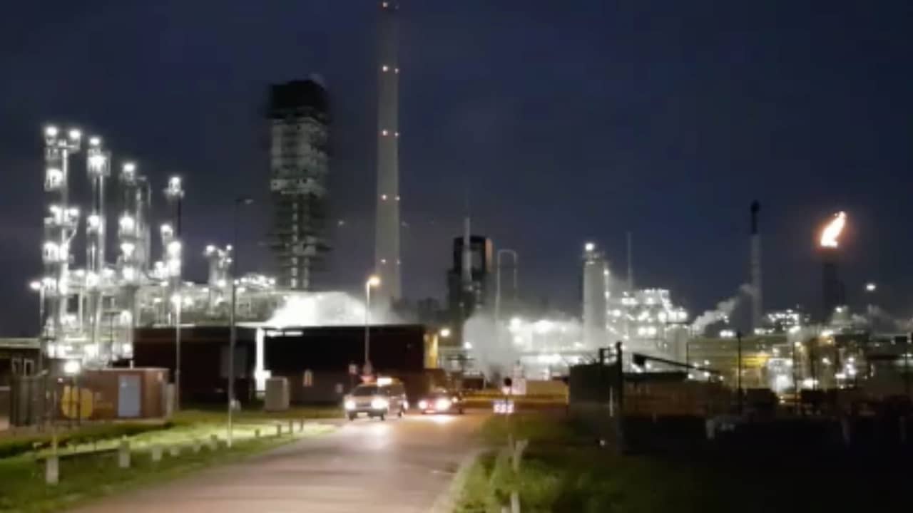 Video | Hulpdiensten stoppen lekkage fluorwaterstof bij Shell Pernis Rotterdam