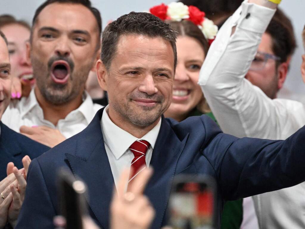 Pro-Europese Trzaskowski nipt aan kop in exitpoll presidentsverkiezingen Polen