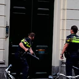 Video | Politie ramt deur in bij D66-kantoor na melding explosie