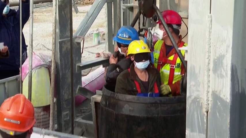 Eerste mijnwerkers twee weken na explosie uit Chinese mijn gehesen