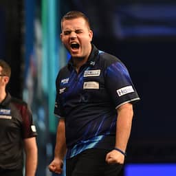 Niels Zonneveld verovert zijn eerste dartstitel na droomweekend in Maastricht