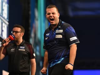 Niels Zonneveld verovert zijn eerste dartstitel na droomweekend in Maastricht