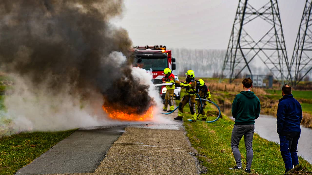 Video | Bestuurder ziet zijn auto in vlammen opgaan in Waspik
